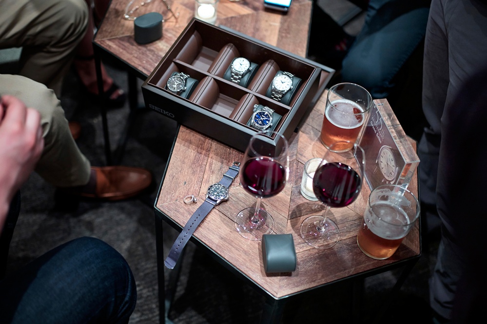 The RedBar Crew, with its origins in New York, is a manifestation of the proliferation of male enthusiasts for luxuries. In this case, collectors of watches